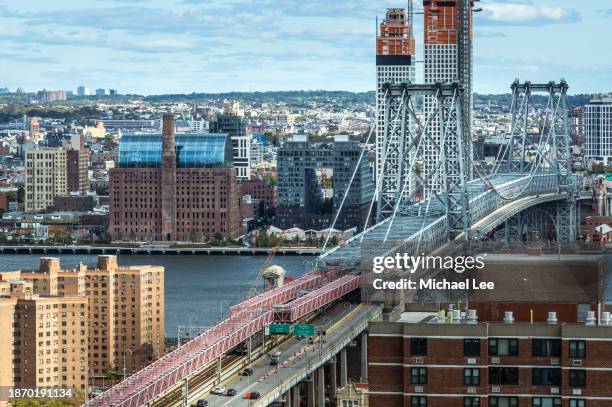 high angle view of williamsburg bridge and brooklyn waterfront - domino-park stock-fotos und bilder