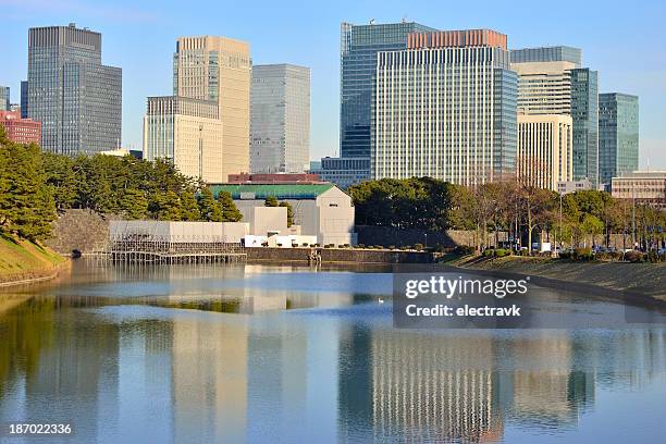 marunouchi buildings reflected - imperial palace tokyo ストックフォトと画像