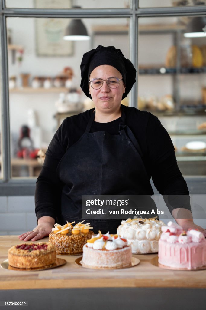 Chef femenina mostrando un surtido de pasteles