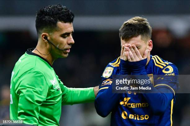 Referee Adonai Escobedo interacts with Fernando Gorriaran of Tigres during the final second leg match between America and Tigres UANL as part of the...