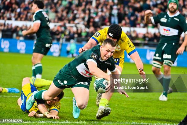 Joe Simmonds of section paloise pau during the Top 14 match between Section Paloise and ASM Clermont Auvergne at Stade du Hameau on December 23, 2023...