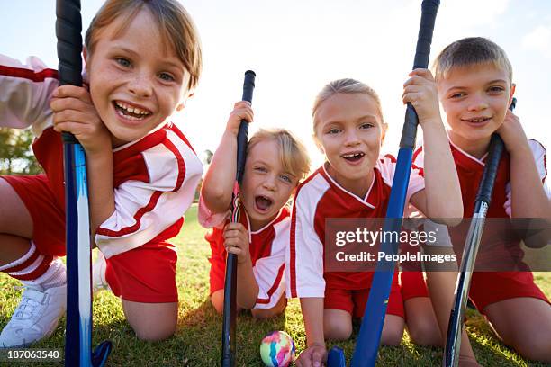 sie haben starke teamgeist! - hockey kids stock-fotos und bilder