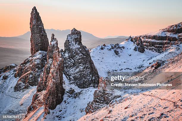 old man of storr in winter snow - old man of storr stock-fotos und bilder
