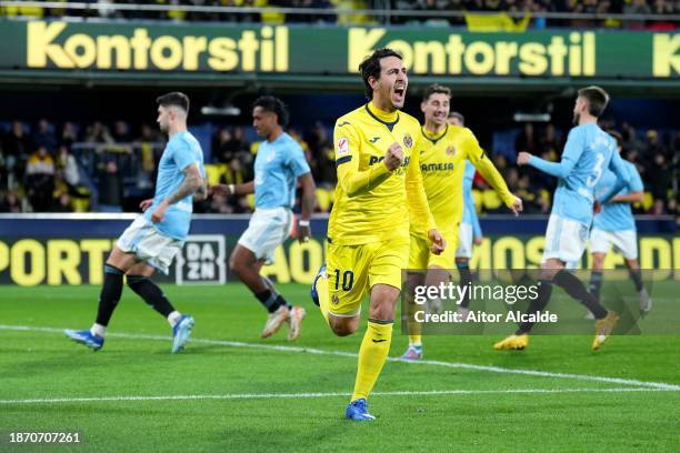 Daniel Parejo of Villarreal CF celebrates after scoring the team's third goal from the penalty spot during the LaLiga EA Sports match between...