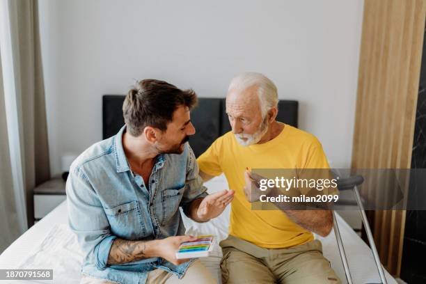 alter mann tabletten schlucken - pillenbox stock-fotos und bilder