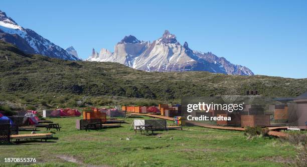 camping en el parque nacional torres del paine. patagonia, chile - parque nacional de torres del paine fotografías e imágenes de stock