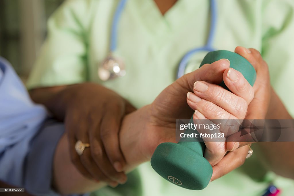Medizinische: Home healthcare Krankenschwester helfen Frau Übung nach Handgelenk Chirurgie.