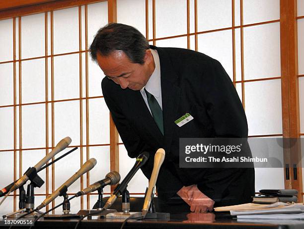 General manager of Japanese inn 'Mikasa' Yoshiaki Kawagoe bows for apology during a press conference on November 4, 2013 in Nara, Japan. The...