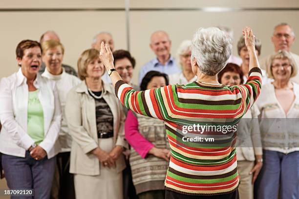 dirigent und seniors'chorsänger - singen stock-fotos und bilder