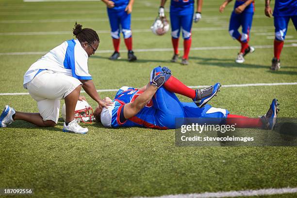 lesioni giocatore di football americano - injured foto e immagini stock