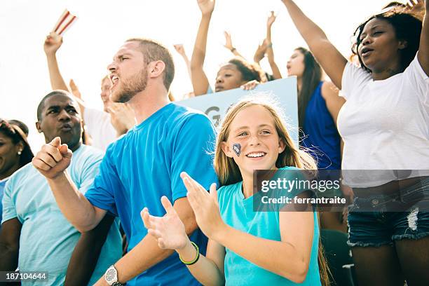 les fans encourager événements sportifs - american football field photos et images de collection