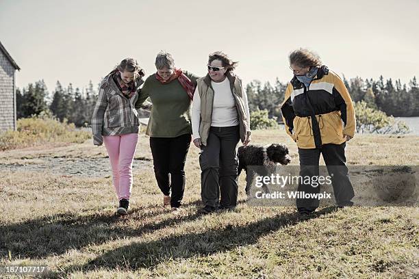 familia de cuatro alegre mujer caminando y hablando - chubby granny fotografías e imágenes de stock