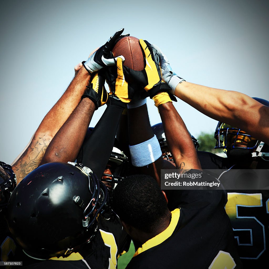 Jugadores de fútbol celebrando touchdown