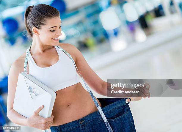 mulher feliz loosing peso - fazer dieta imagens e fotografias de stock