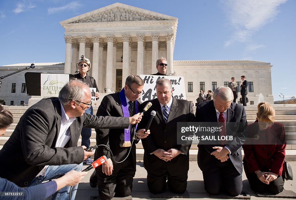 US-POLITICS-SUPREME COURT-PRAYER