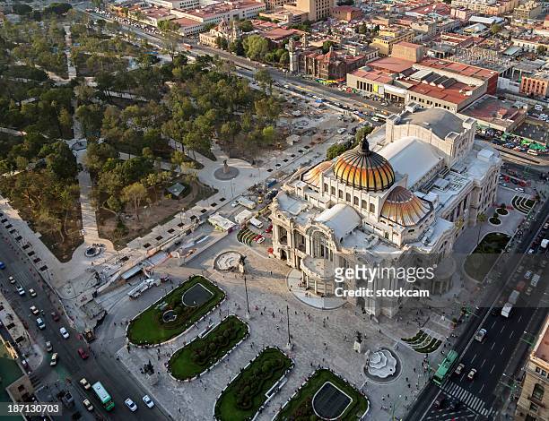 palace of fine arts in mexico city - paleis voor schone kunsten stockfoto's en -beelden