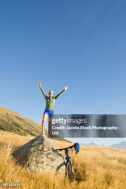 caucasian woman on boulder in rural landscape - fest 2013 day 1 stock-fotos und bilder