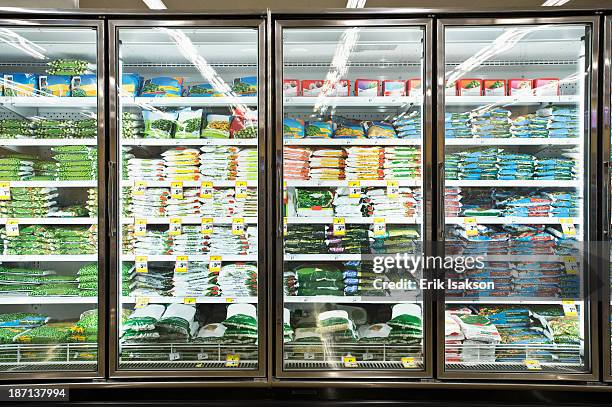 frozen section of grocery store - cibi surgelati foto e immagini stock