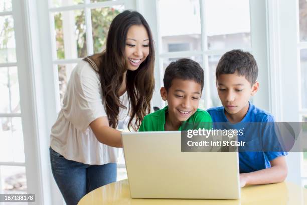 mother and sons using laptop - mamã filme de 2013 imagens e fotografias de stock