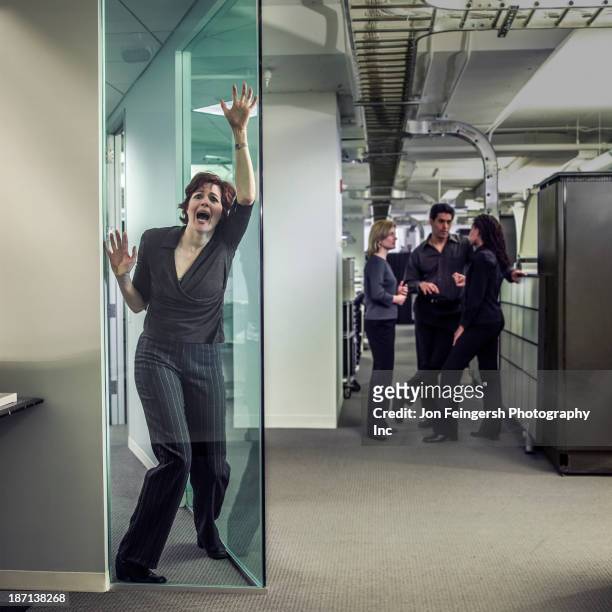 businesswoman shouting in office - emmure groupe photos et images de collection