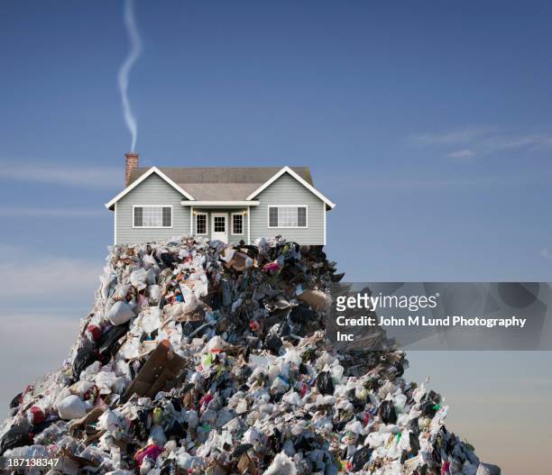 house built on landfill - digitaal samengesteld beeld stockfoto's en -beelden