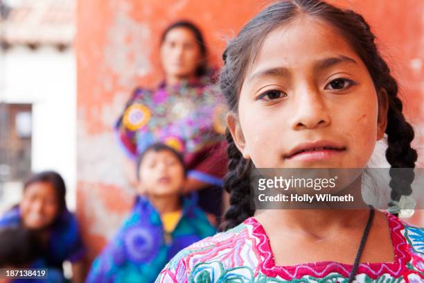 hispanic girl smiling - mayan people stockfoto's en -beelden