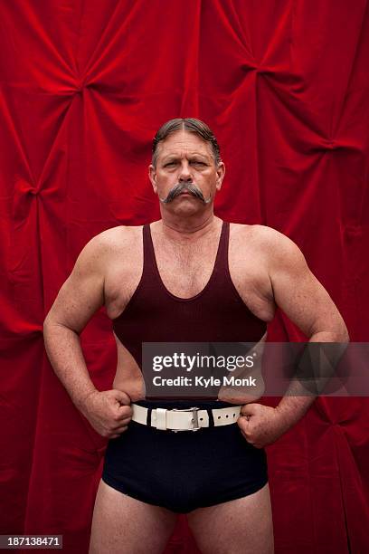 caucasian weight lifter flexing his muscles - malla de gimnasia fotografías e imágenes de stock