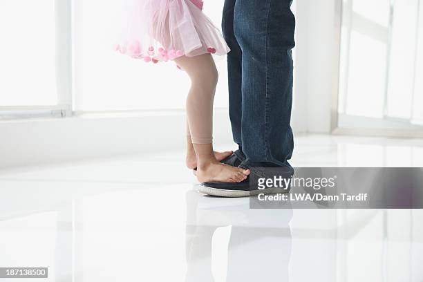 mixed race father and daughter dancing - papa niña baile fotografías e imágenes de stock