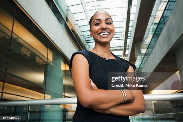 indian businesswoman smiling in office - froschperspektive stock-fotos und bilder