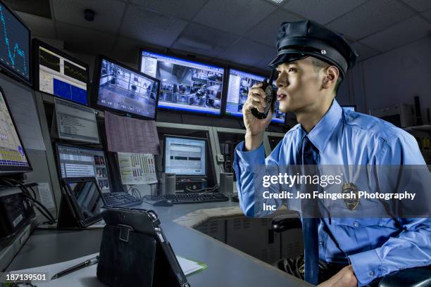 chinese police officer working in control room - 警護する ストックフォトと画像