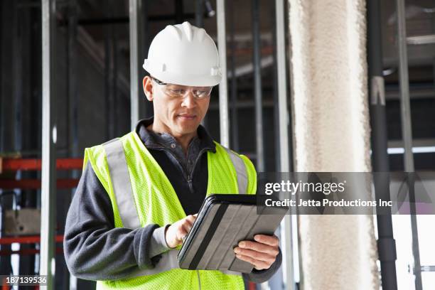 pacific islander construction worker using digital tablet - good technology inc stock pictures, royalty-free photos & images