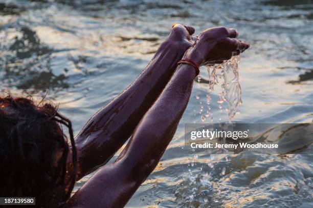 woman bathing in water, allahabad, uttar pradesh, india - nature one festival 2013 stockfoto's en -beelden