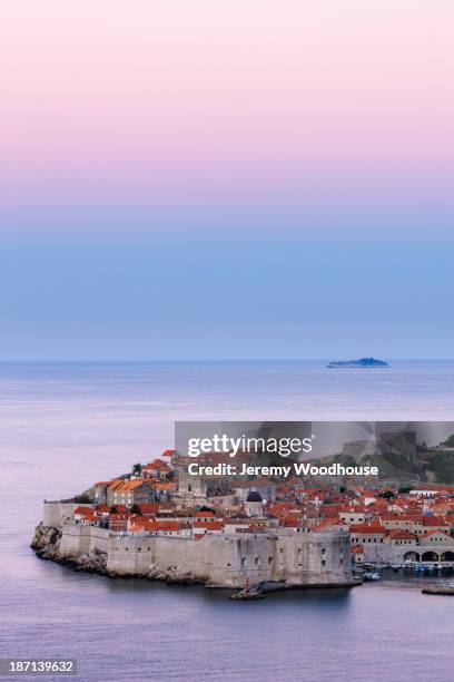 dubrovnik city skyline at dawn, dalmatia, croatia - dubrovnik stockfoto's en -beelden