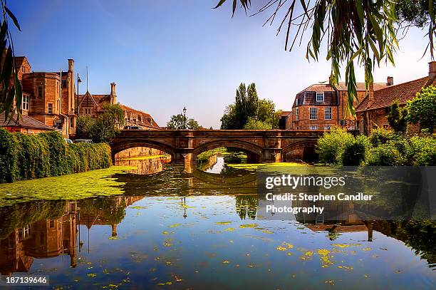 reflections on the welland - lincolnshire fotografías e imágenes de stock