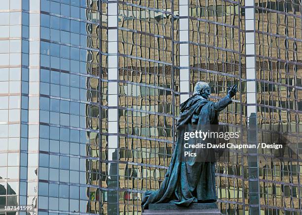 charity statue and the laurentian building - laurentian bank of canada chief executive officer francois desjardins interview stockfoto's en -beelden