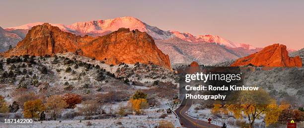 sunrise at garden of the gods - colorado springs stockfoto's en -beelden