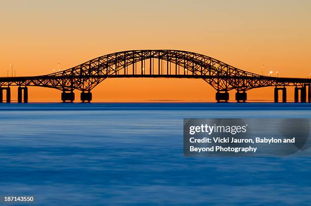 robert moses causeway bridge before dawn - robert moses bridge stockfoto's en -beelden