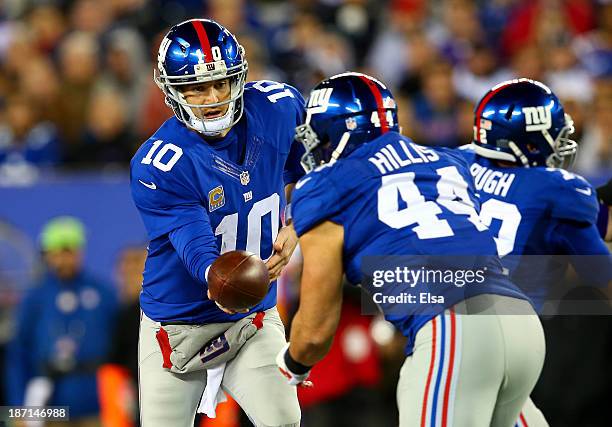 Quarterback Eli Manning hands the ball off to running back Peyton Hillis of the New York Giants against the Minnesota Vikings during a game at...