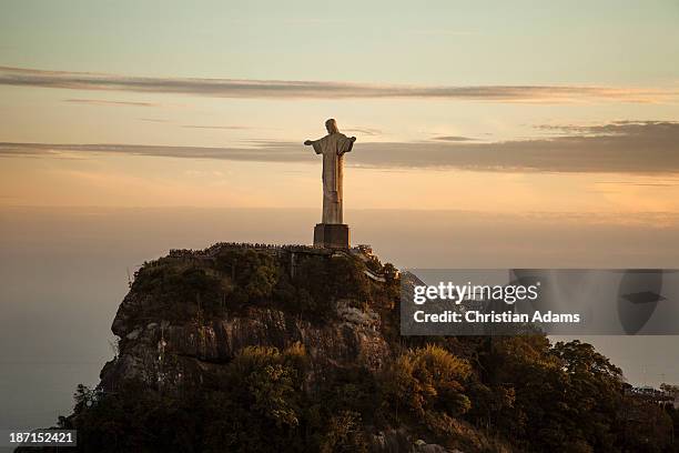 view onto corcovado at sunset - christusstatue stock-fotos und bilder