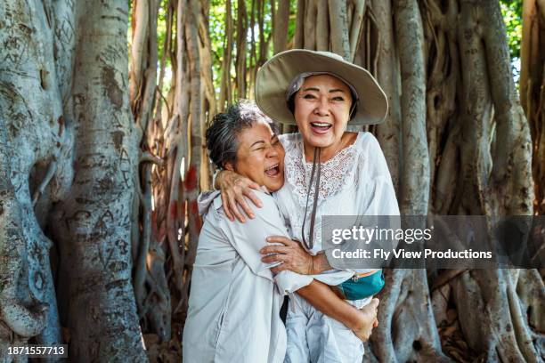 meilleurs amis adultes âgés enjoués et affectueux s’embrassant lors d’une promenade dans la nature - océanie photos et images de collection