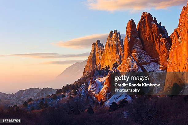 dusting of snow garden of the gods - colorado springs stockfoto's en -beelden