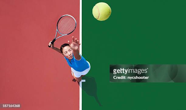 sirve mujer jugador de tenis - sacada fotografías e imágenes de stock