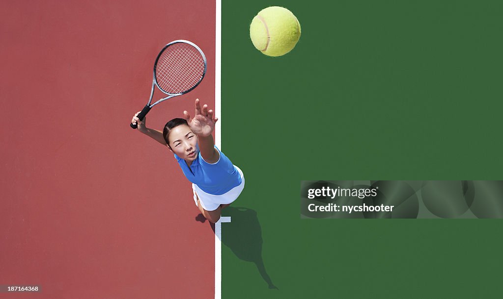 Femme de joueur de tennis joueur servir