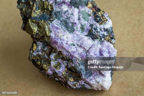 chalcopyrite and fluorite in quartz rock - chalcopyrite stock pictures, royalty-free photos & images