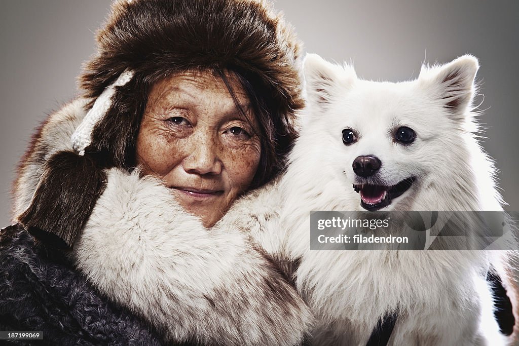 Inuit-Frau und Hund