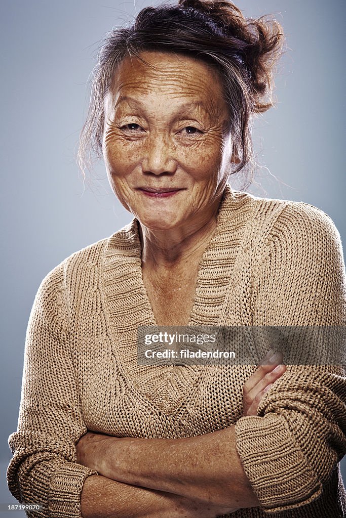 Mujer asiática mayor
