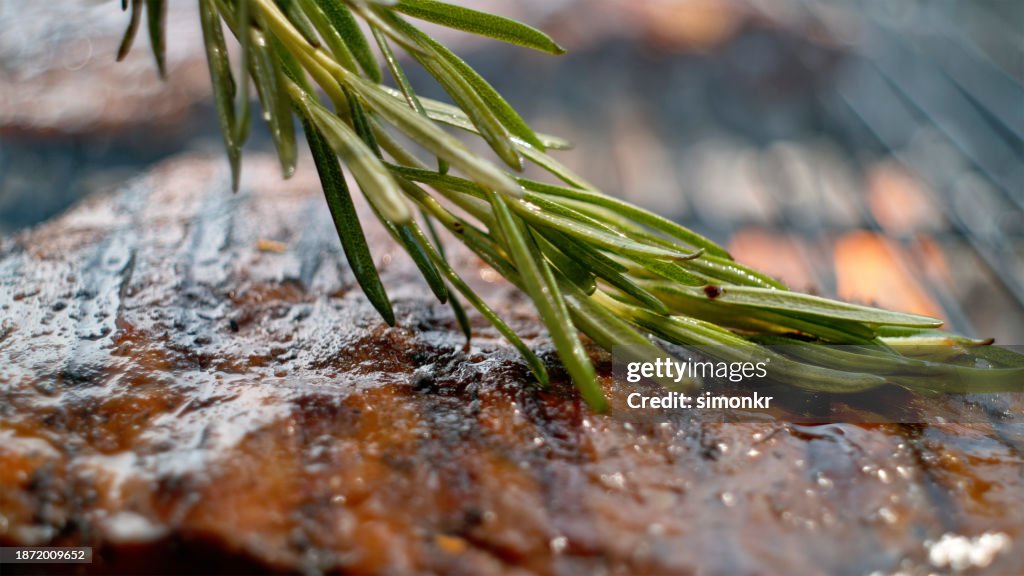 Rosmarin auf gebratenem Fleisch