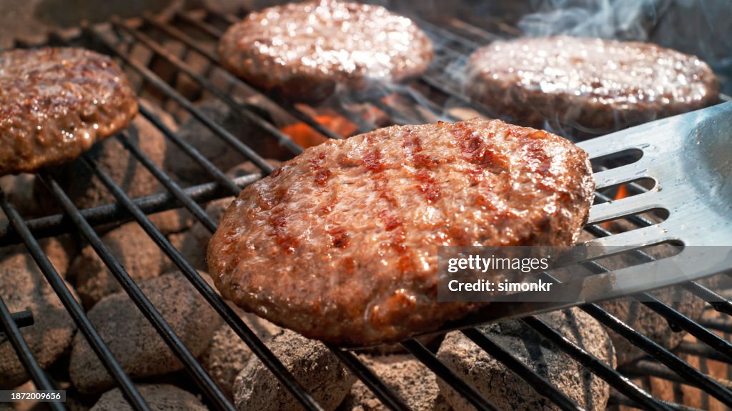 Fleisch auf dem Grill Braten