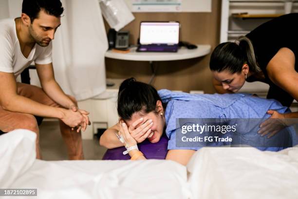 doula ayuda a mujeres embarazadas durante el parto en el hospital - comadrona fotografías e imágenes de stock
