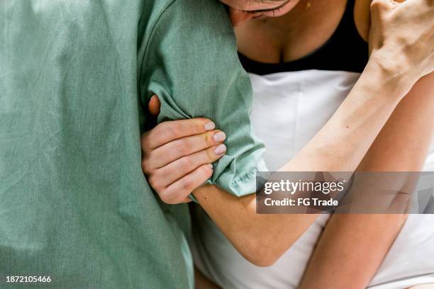 mujer embarazada con dolor durante el trabajo de parto en el hospital - comadrona fotografías e imágenes de stock